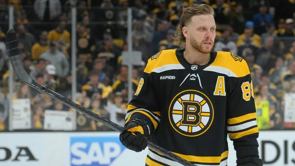 Bruins vs Blackhawks NHL on TNT Predictions, Odds, Props, & Best Bets (12/4)