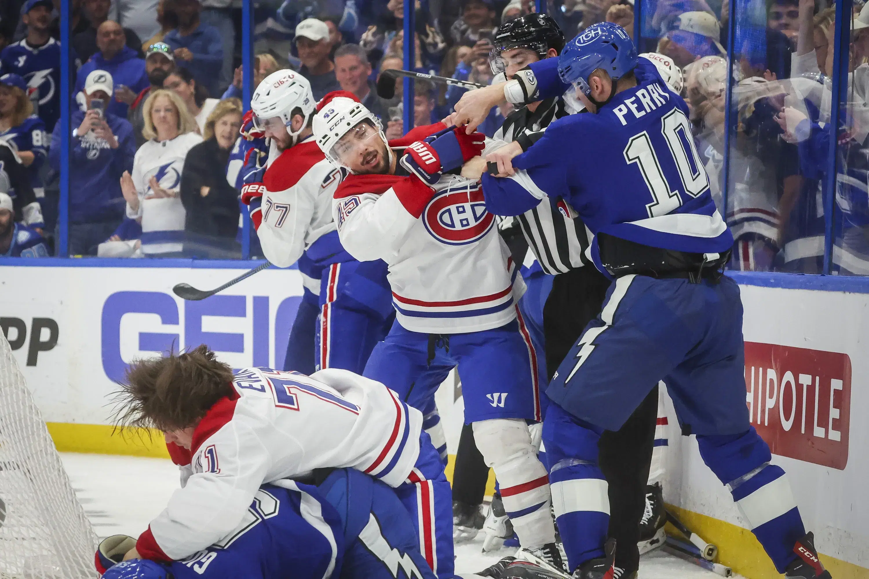 Canadiens and Lightning players fighting