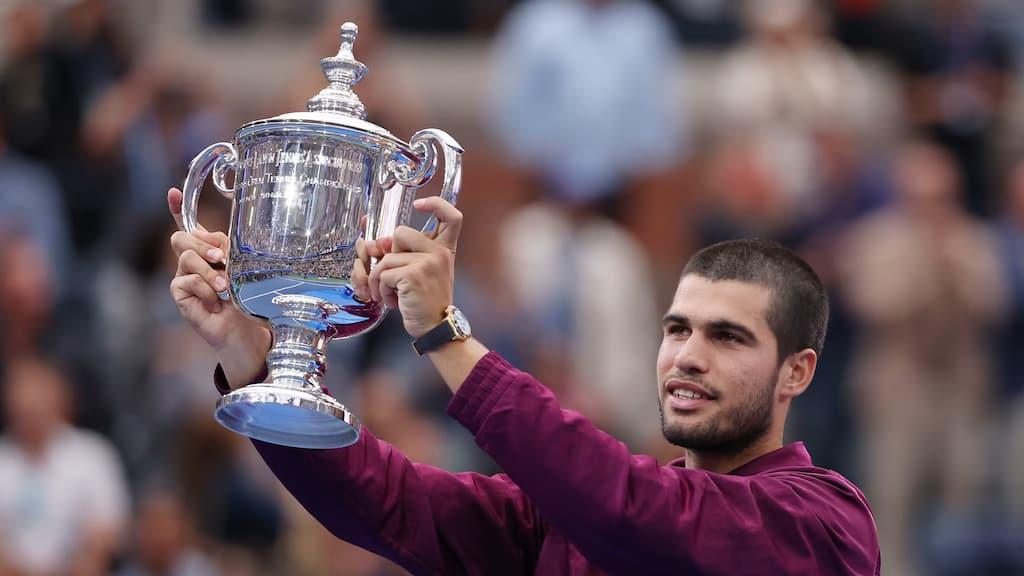 US Open Tennis Betting Guide cover (Carlos Alcaraz lifting his trophy after winning the 2025 US Open)