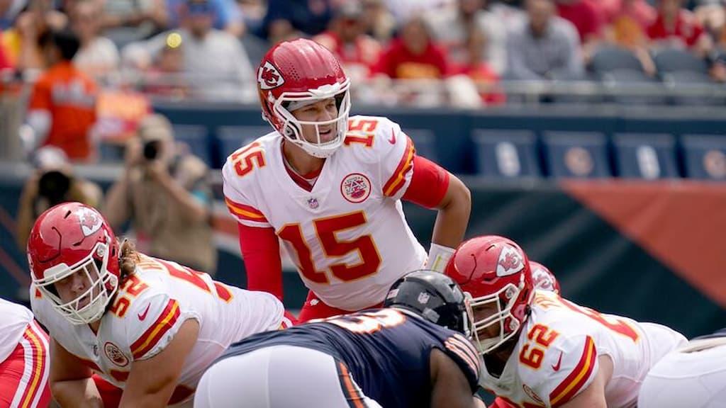 How to Handicap an NFL Game cover (Patrick Mahomes and the Kansas City Chiefs on offense)