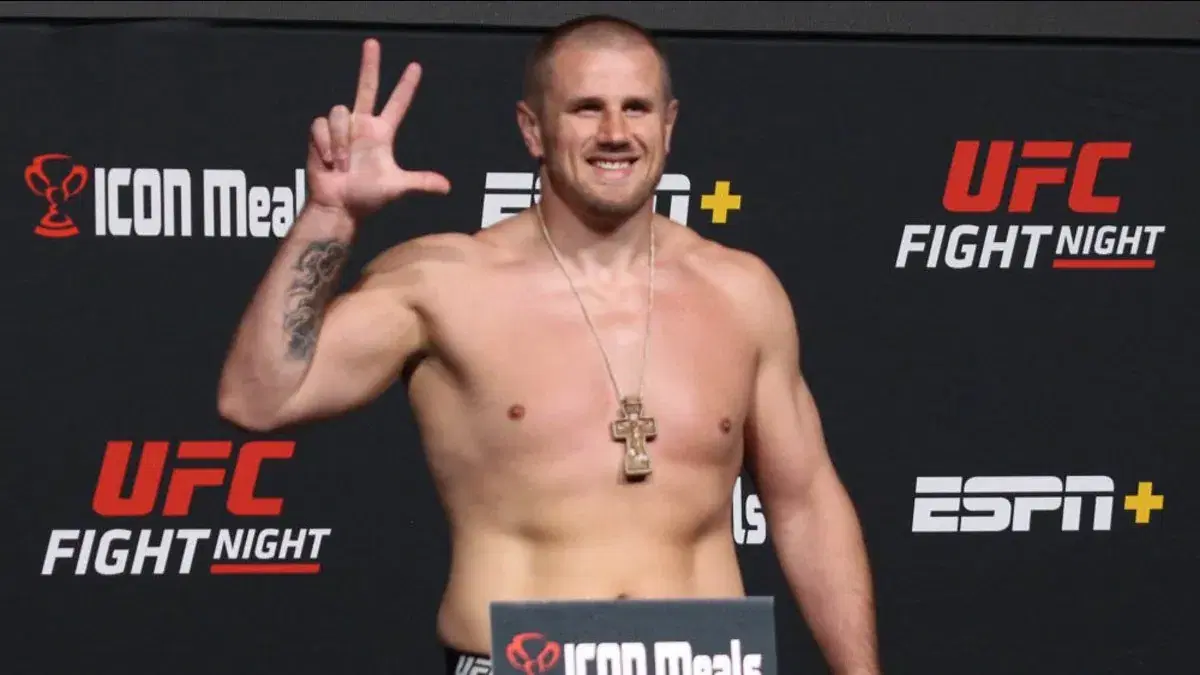 UFC 278 Prelims & Early Prelims Odds, Predictions & Picks cover