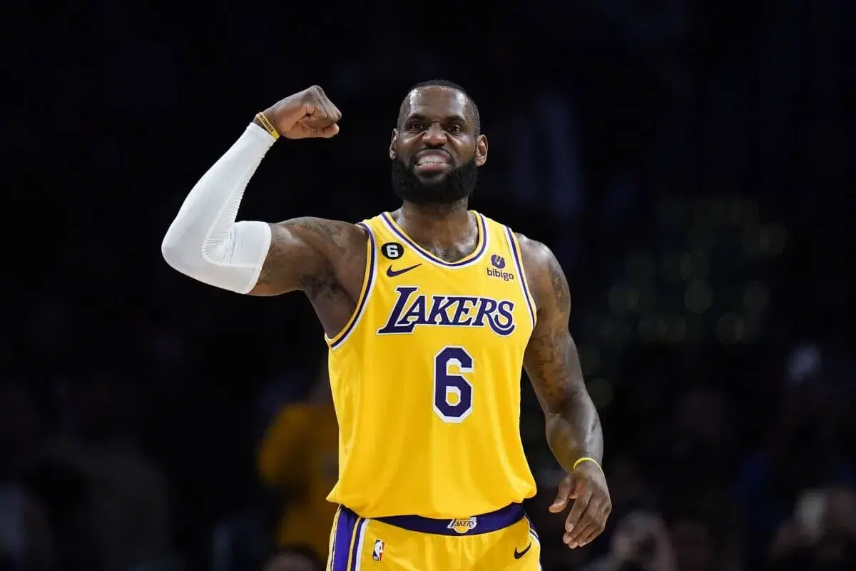 Lakers vs Warriors Prediction & Player Props of the Game: Will LeBron Play Tonight in the Bay?