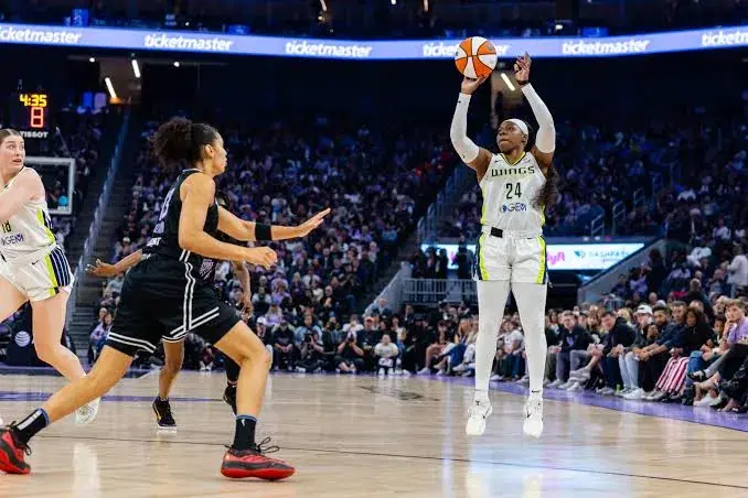 Arike Ogunbowale and Janelle Salaun
