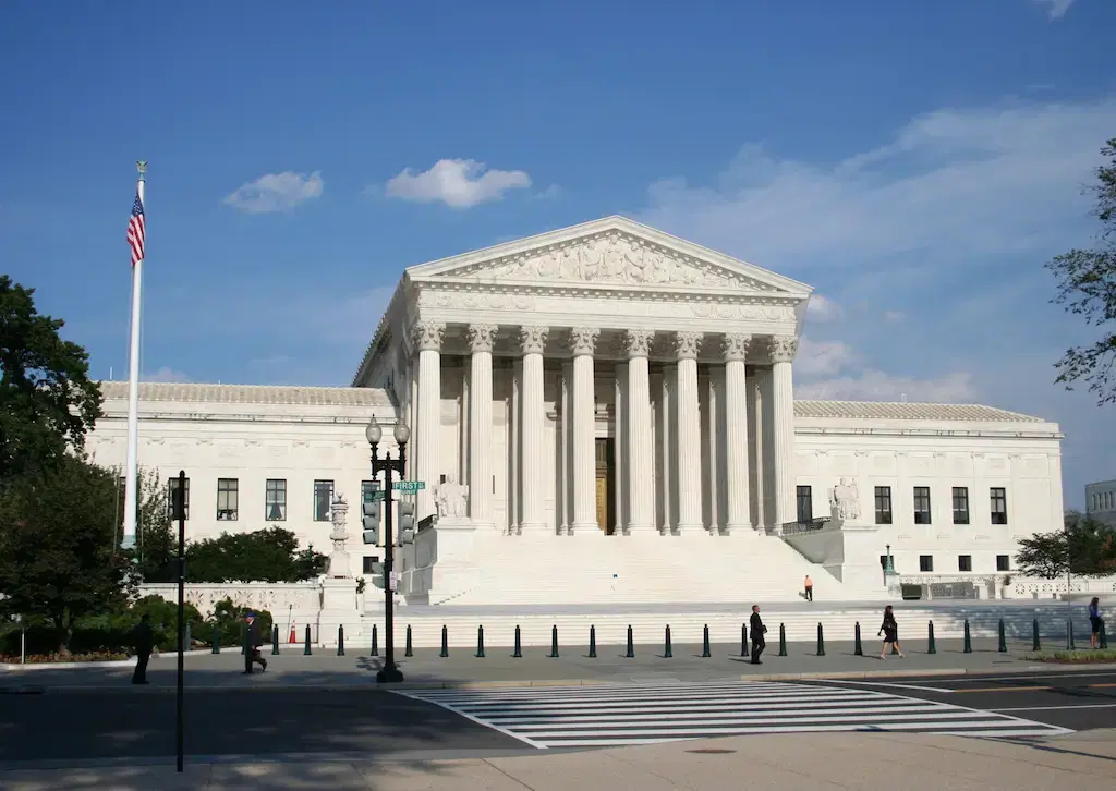 Crypto.com, Robinhood Ask SCOTUS Ruling on Prediction Markets