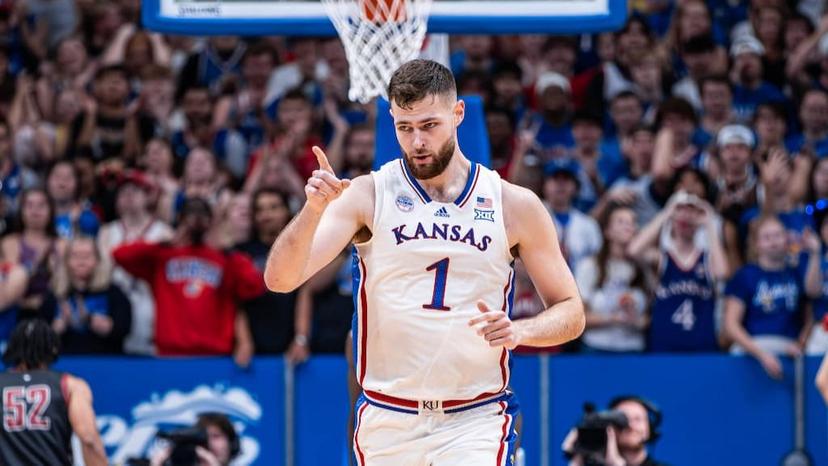 Hunter Dickinson returns for Kansas this season