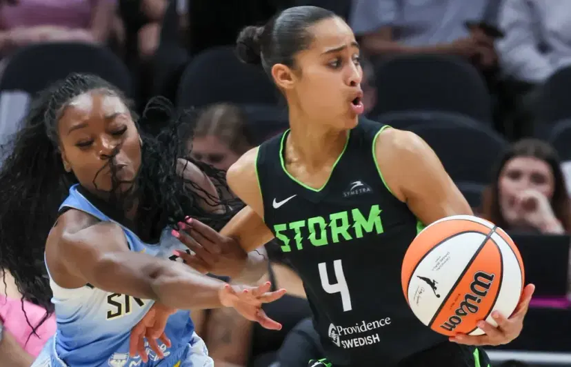 Sky Diggins-Smith with the ball