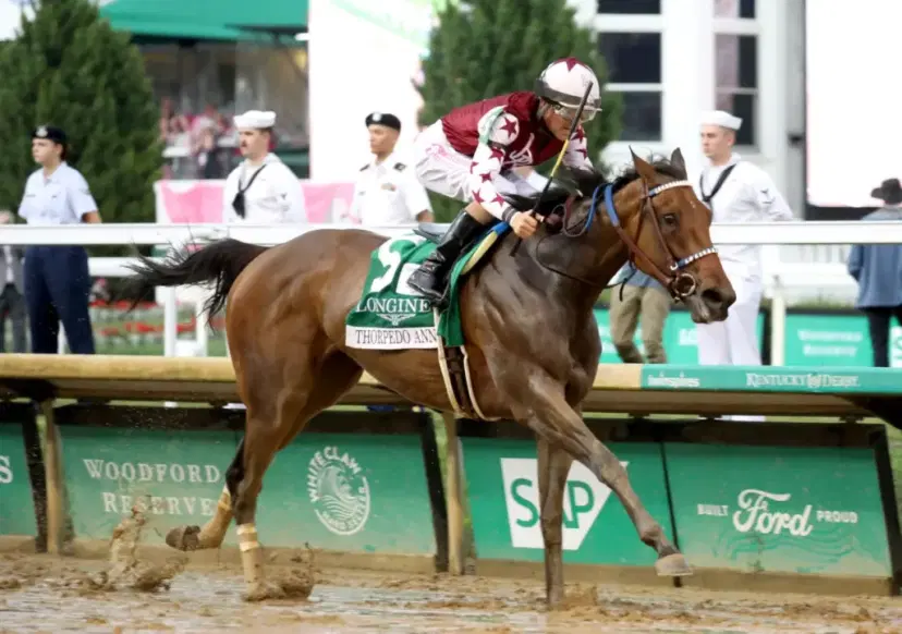 Thorpedo Anna wins the Kentucky Oaks