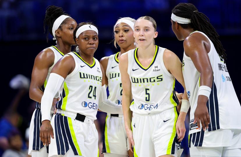 Paige Bueckers and teammates