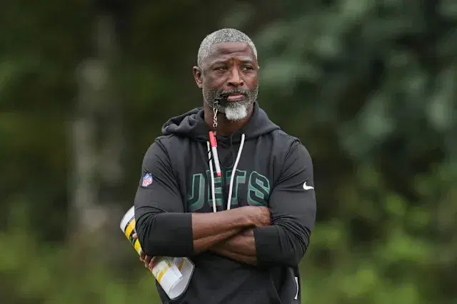 How will the Jets respond after the trade deadline? Find out here with our New York Jets vs Cleveland Browns preview & bet...